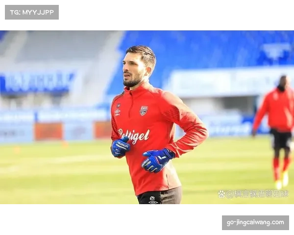 兰斯主帅赛前发布会确认，本场将对位安排一名中卫专门执行“弹性盯人”任务